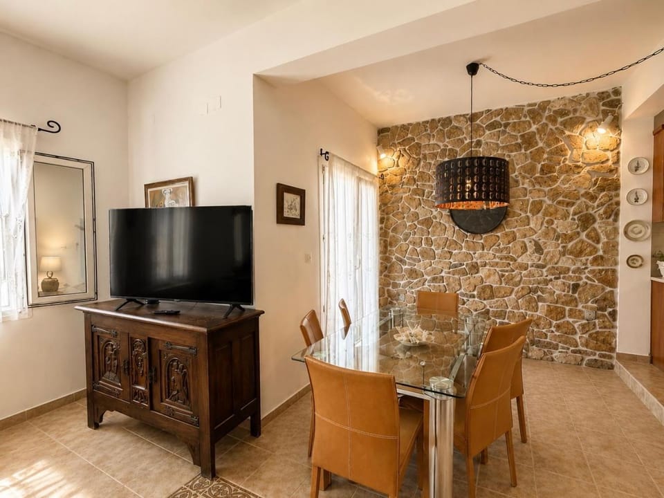 Communal lounge/ TV room, TV and multimedia, Living room, Dining area