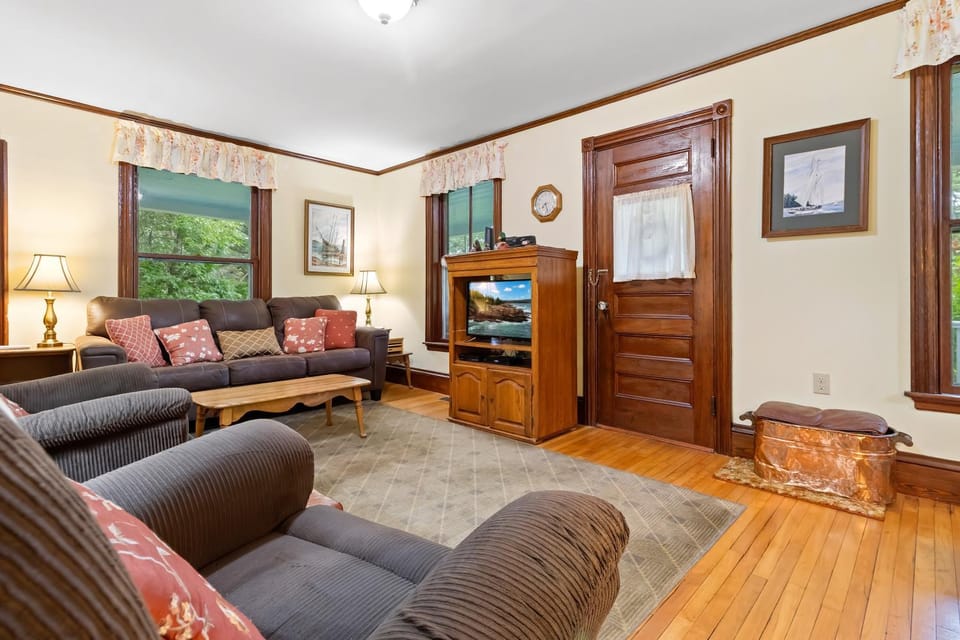 Kitchen or kitchenette, Dining area, oven