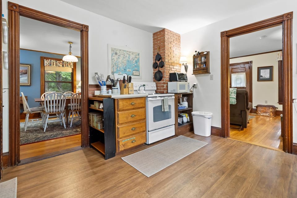 Kitchen or kitchenette, Dining area, oven