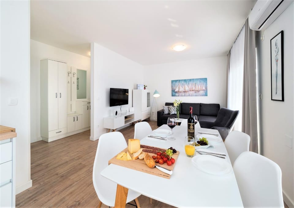 Photo of the whole room, Dining area