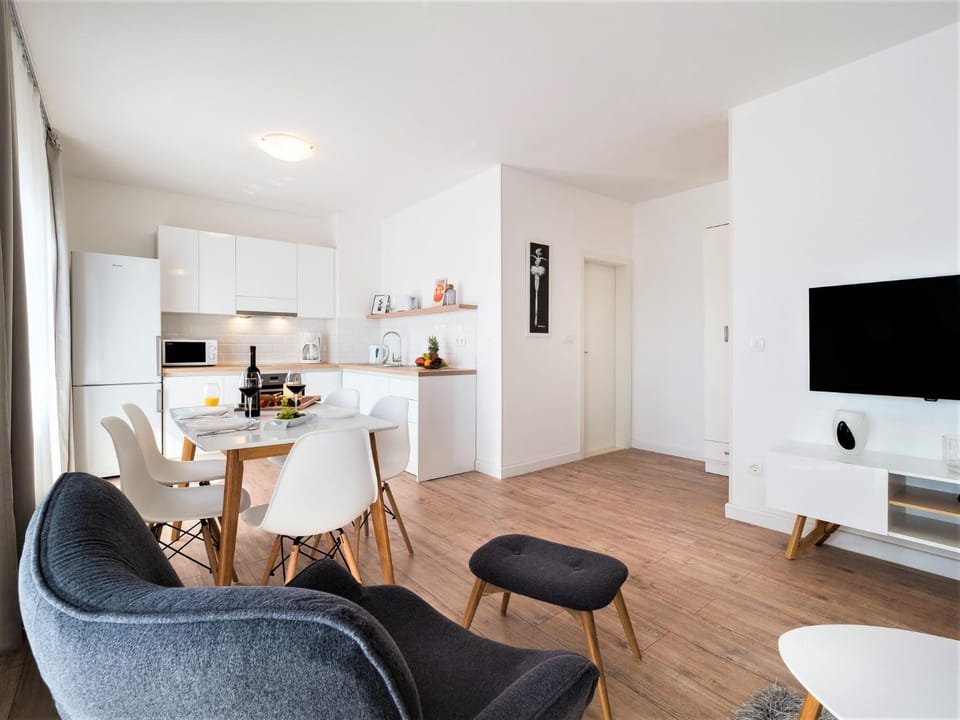 Kitchen or kitchenette, Dining area
