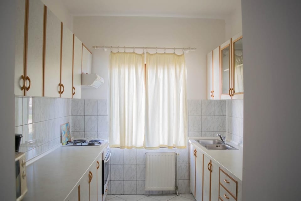 Coffee/tea facilities, Kitchen or kitchenette, Garden view, Street view