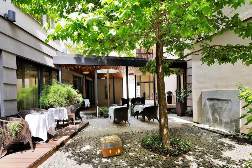 Property building, Patio, Restaurant/places to eat, Garden