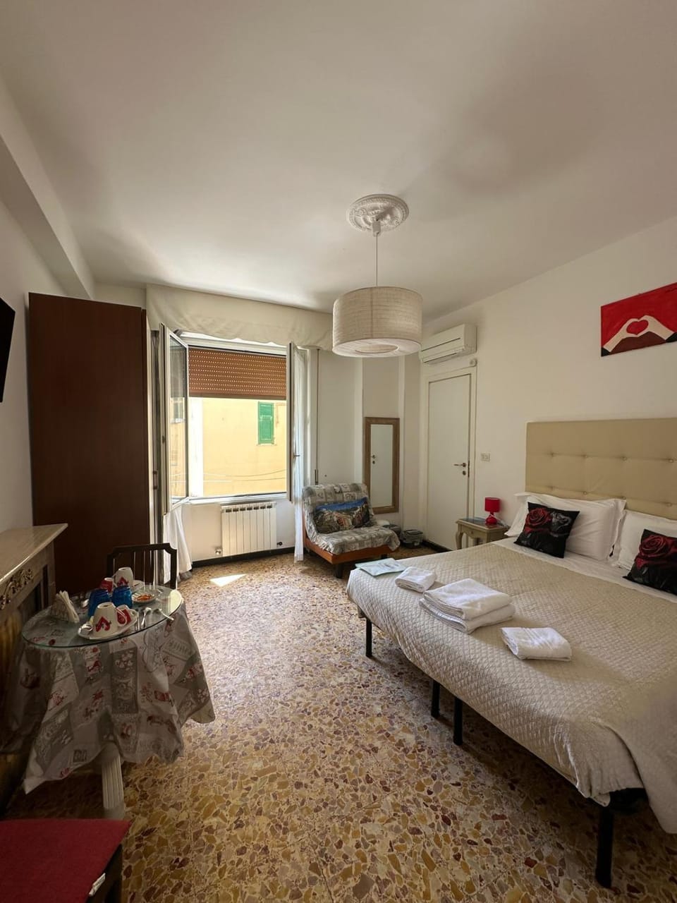 Bed, TV and multimedia, Photo of the whole room, Seating area, Bedroom, towels, air conditioner