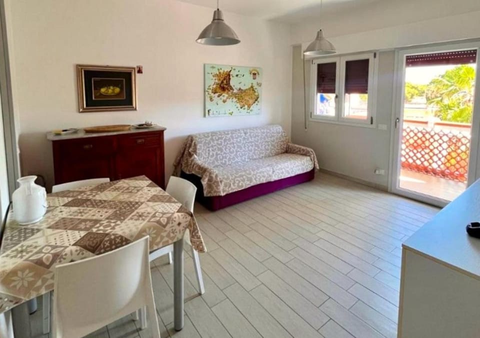 Bed, Living room, Bedroom, locker, air conditioner