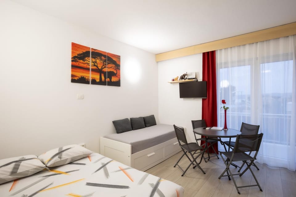 Bed, TV and multimedia, Living room, Photo of the whole room, Dining area, Bedroom