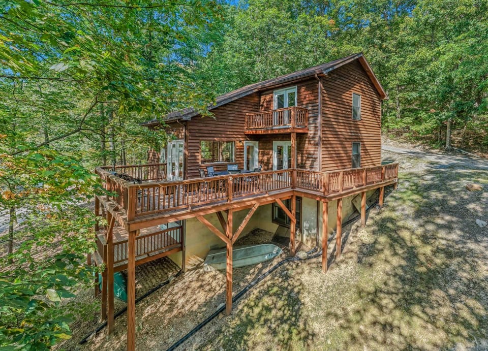 Property building, Natural landscape, Mountain view