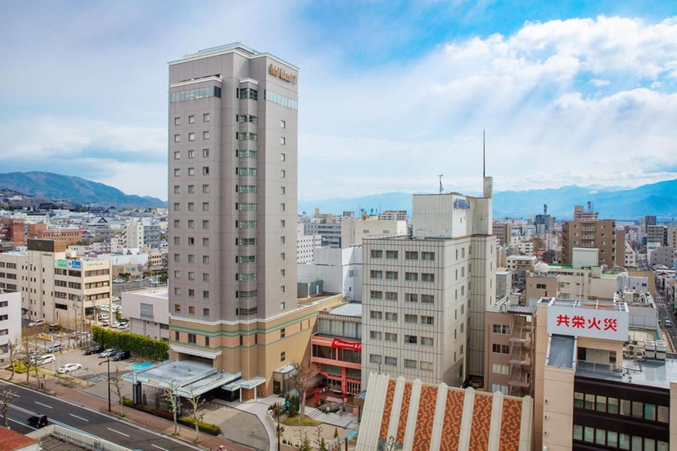 Property building, Nearby landmark, Day, Neighbourhood, Natural landscape, Bird's eye view, City view, Mountain view, Street view, Location, Parking
