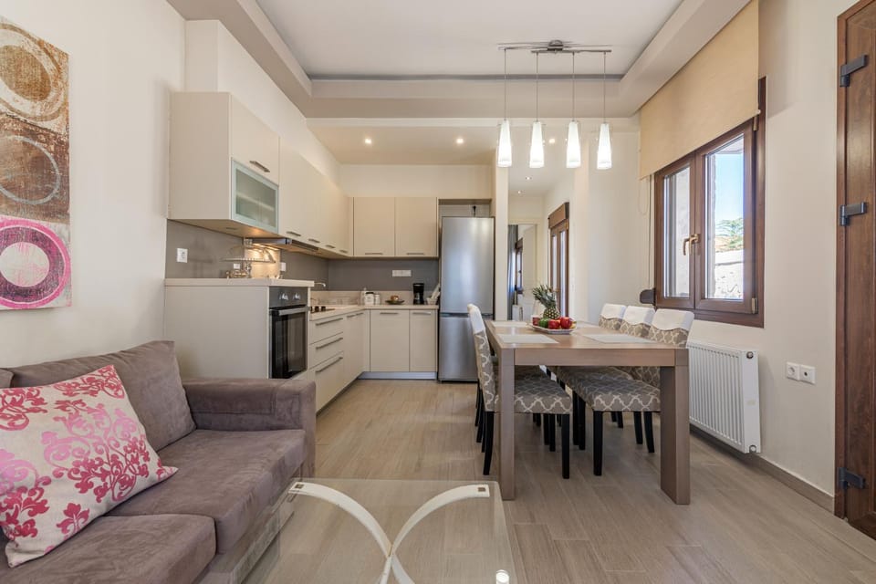 Kitchen or kitchenette, Living room, Seating area, Dining area, oven, stove