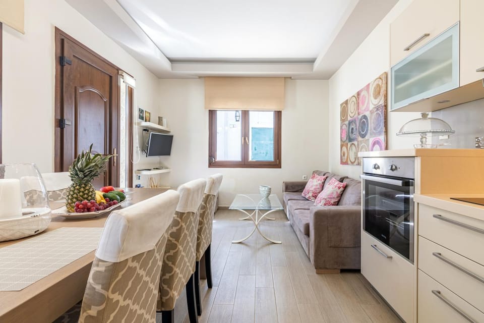 TV and multimedia, Kitchen or kitchenette, Living room, Seating area, Dining area, oven, stove
