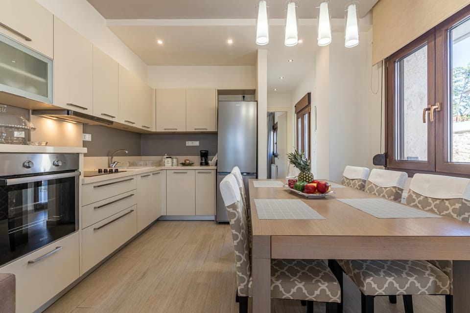Kitchen or kitchenette, Dining area, oven, stove