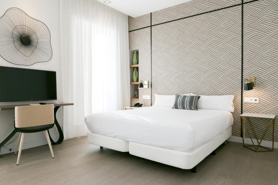 Bed, TV and multimedia, Photo of the whole room, Seating area, Bedroom
