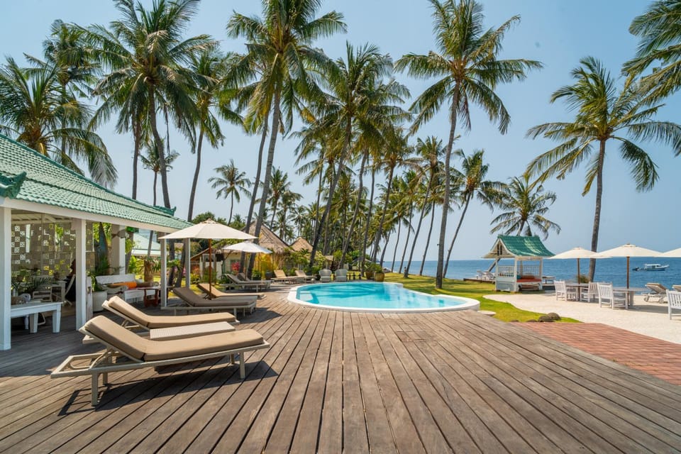 Pool view, Swimming pool, sunbed