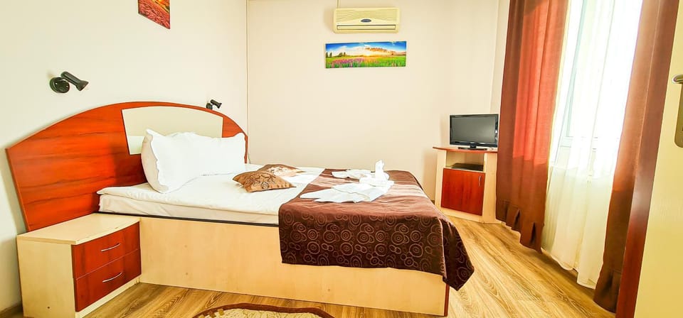 Communal lounge/ TV room, Bed, TV and multimedia, Photo of the whole room, Evening entertainment, Bedroom, towels, air conditioner