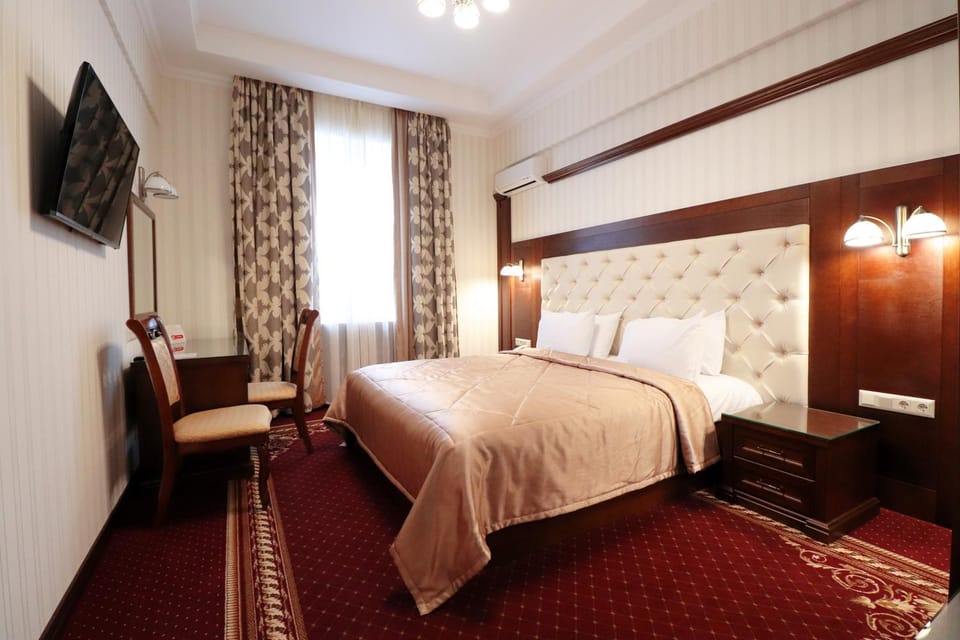 Bed, Photo of the whole room, Seating area, Bedroom, air conditioner