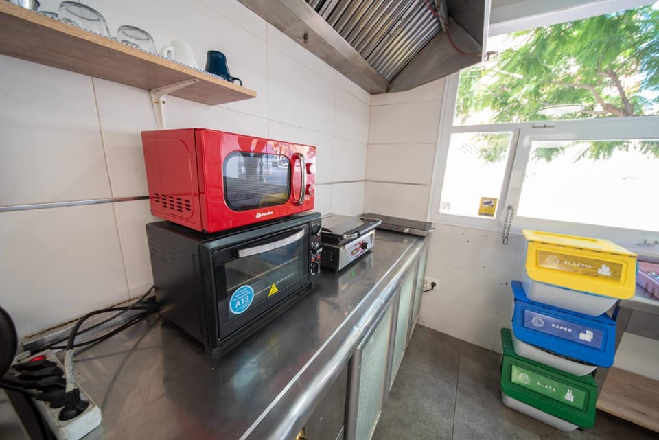 Kitchen or kitchenette, Communal kitchen, microwave, oven, stove, toaster, kitchen