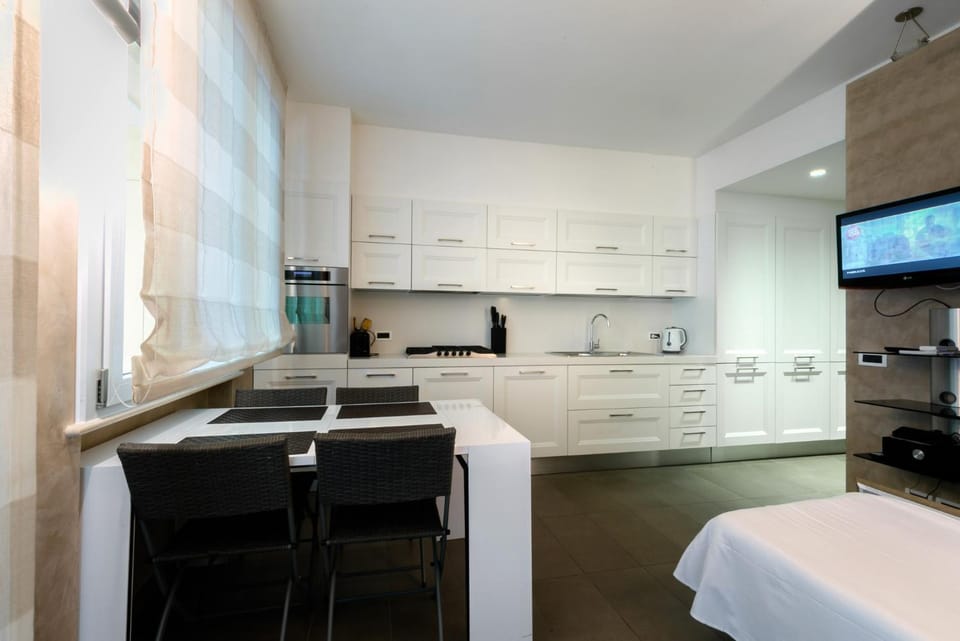 Bed, TV and multimedia, Kitchen or kitchenette, Photo of the whole room, Dining area, Bedroom, dishwasher, minibar, oven, pet friendly, stove, toaster