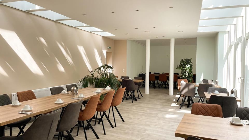 Restaurant/places to eat, Business facilities, Banquet/Function facilities, Seating area