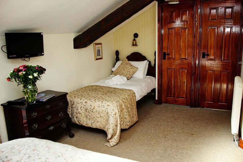 Toilet, TV and multimedia, Coffee/tea facilities, Dining area, Animals, Bedroom, Alcoholic drinks, Non alcoholic drinks, Inner courtyard view