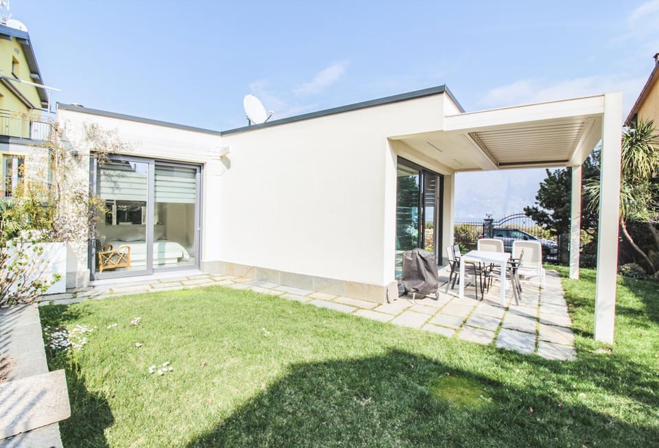 Property building, Patio, Spring, Day, Garden, Dining area, Garden view
