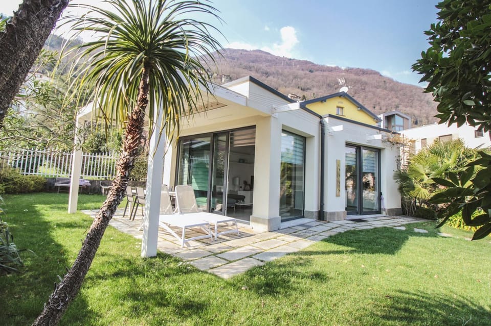 Property building, Patio, Spring, Day, Natural landscape, Garden, Garden view, Mountain view