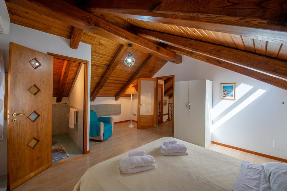 Photo of the whole room, Bedroom, towels