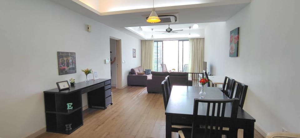 TV and multimedia, Coffee/tea facilities, Balcony/Terrace, Living room, Seating area, Dining area