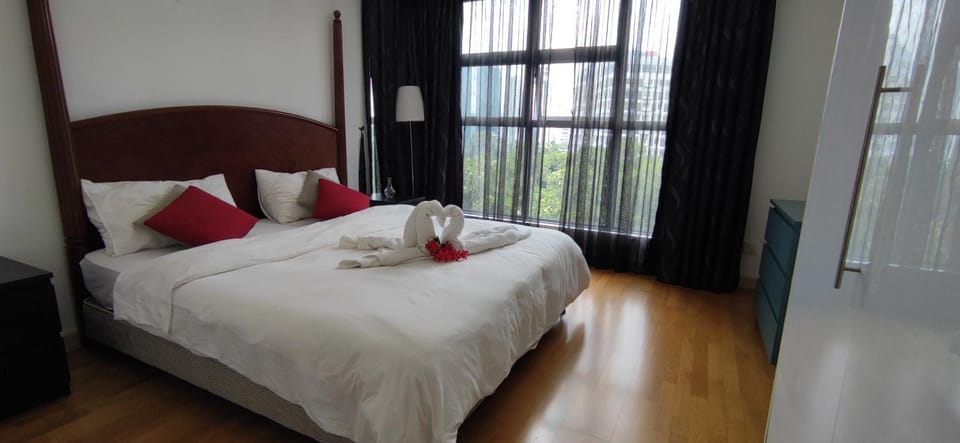 Bed, Photo of the whole room, Bedroom, towels