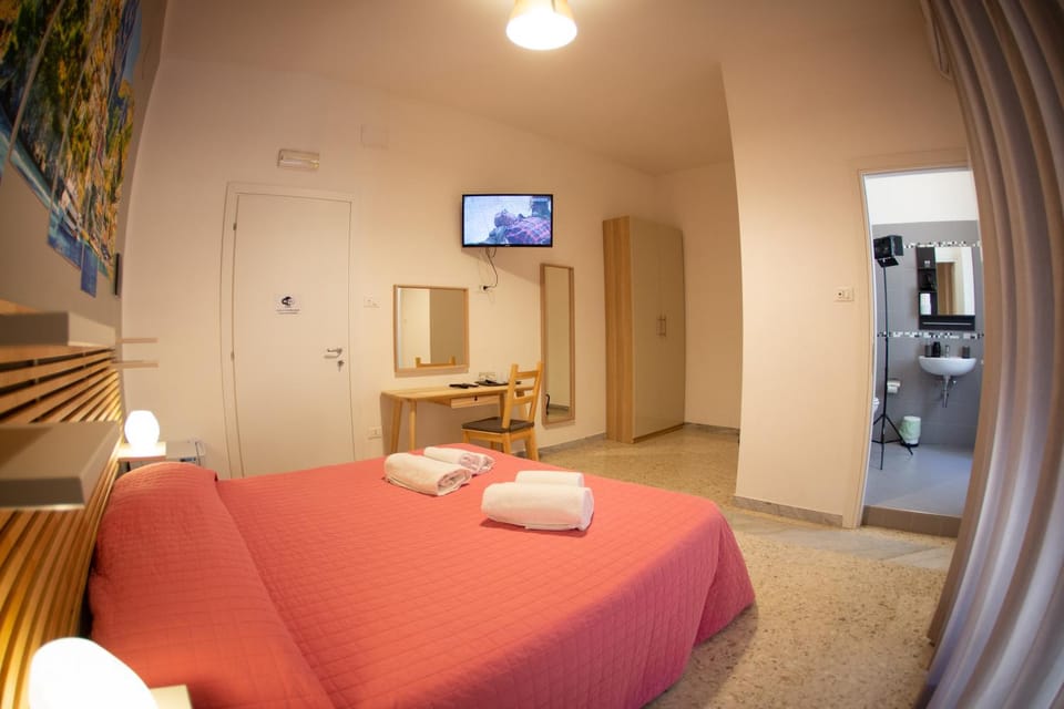 Bed, TV and multimedia, Photo of the whole room, Bedroom