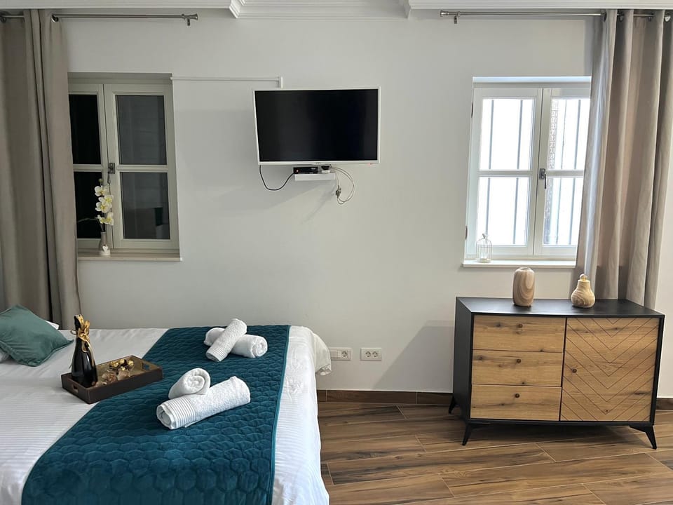Bed, TV and multimedia, Bedroom