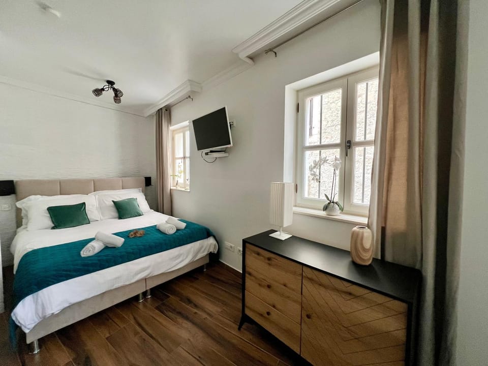 Bed, TV and multimedia, Bedroom