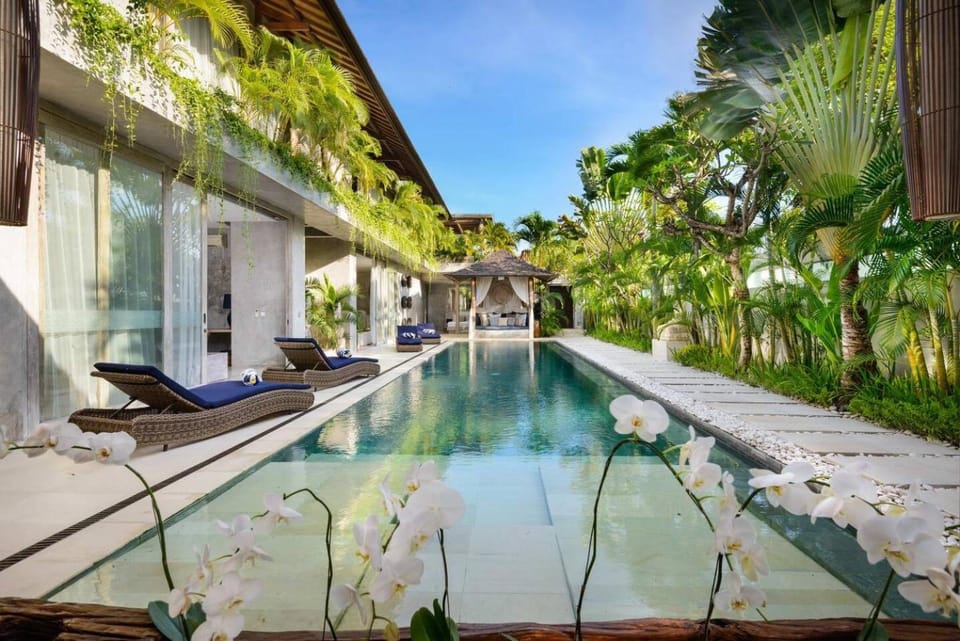 Lavish 5 Bed, Sleeps 10, Butler, Daily Breakfast Villa in North Kuta