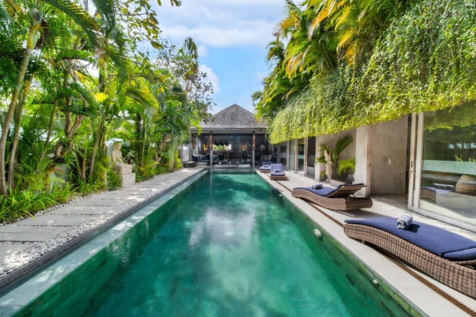 Lavish 5 Bed, Sleeps 10, Butler, Daily Breakfast Villa in North Kuta