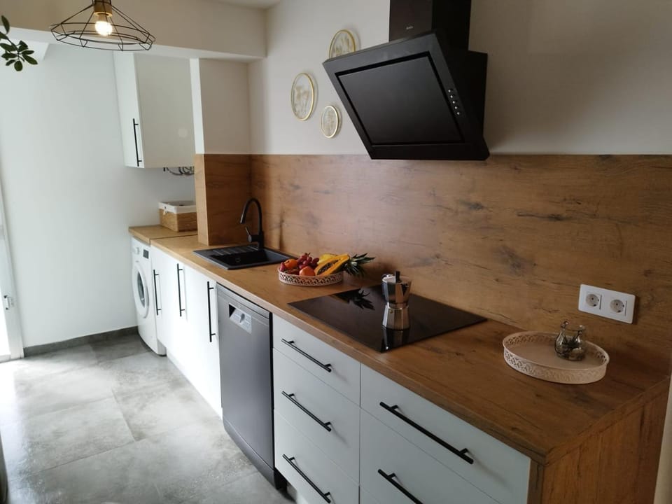 Kitchen or kitchenette, Decorative detail, Decorative detail, minibar, stove, washing machine, washing machine, washing machine, kitchen, kitchen