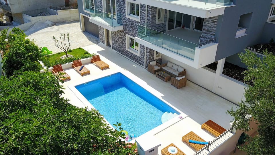 Property building, Balcony/Terrace, Swimming pool
