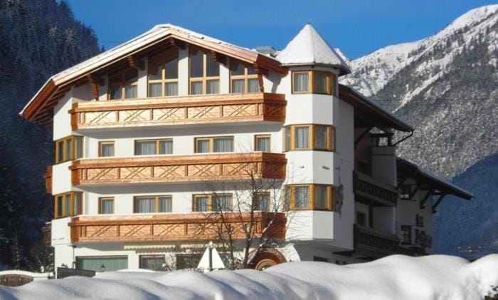 Facade/entrance, Winter