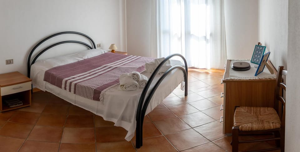 Bed, Photo of the whole room, Bedroom, hair dresser