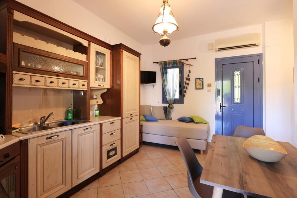 Kitchen or kitchenette, Living room, Seating area, Dining area, pet friendly, stove