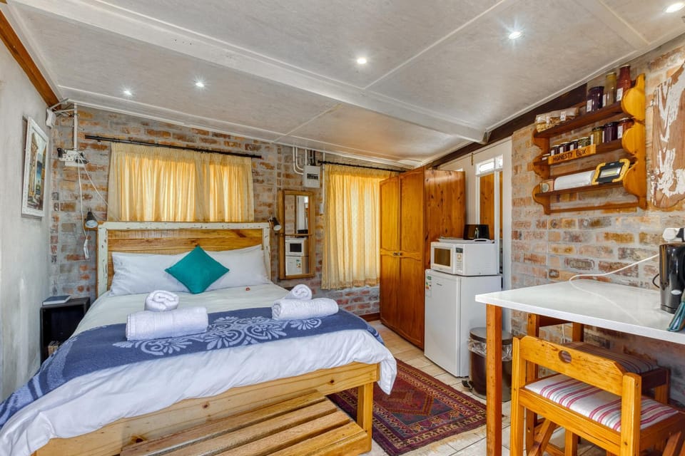 Bed, Kitchen or kitchenette, Photo of the whole room, Bedroom, minibar, wardrobe