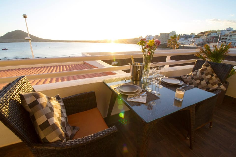 Balcony/Terrace, Dining area, City view, Landmark view, Mountain view, Sea view, Street view, Swimming pool, Swimming pool, Sunset