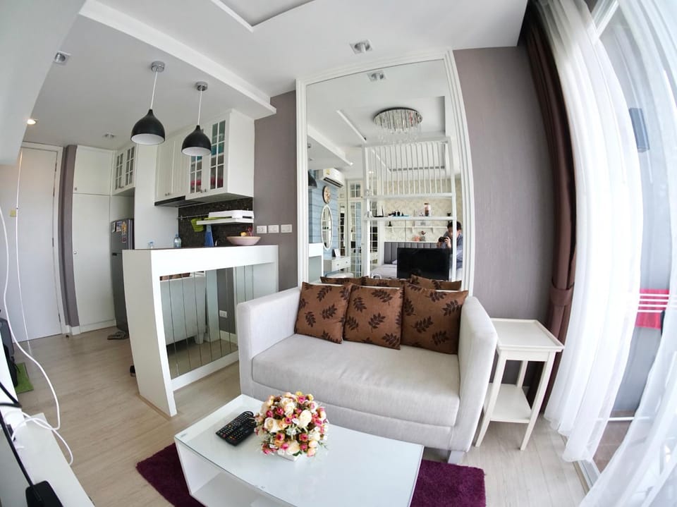 Living room, Food and drinks, Seating area, Dining area
