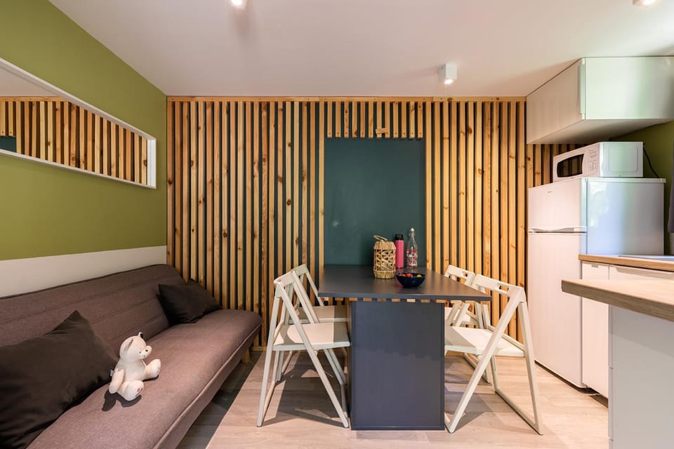 Kitchen or kitchenette, Living room, Seating area, Dining area, stove, kitchen