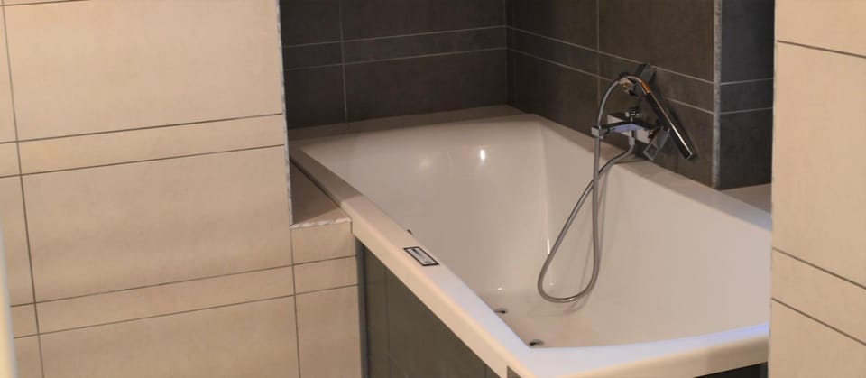 Hot Tub, Bathroom
