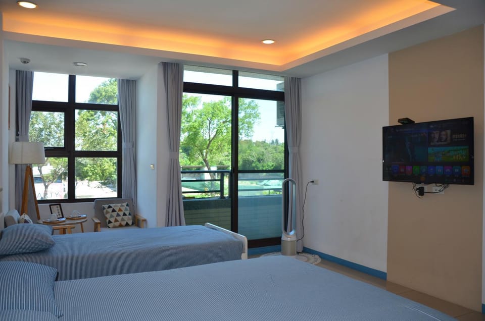 Bed, TV and multimedia, Bedroom