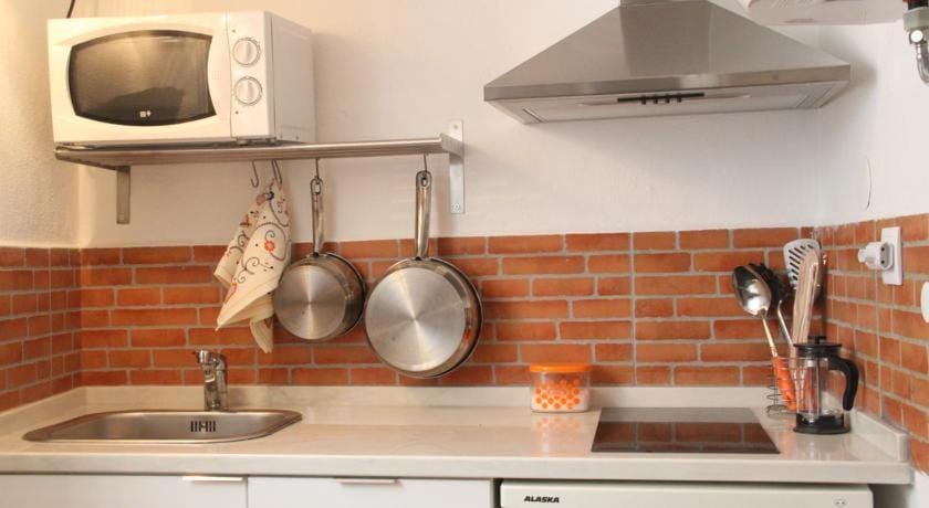 Kitchen or kitchenette, minibar