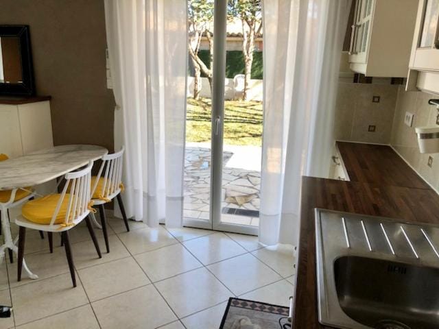 Property building, Kitchen or kitchenette, Garden view