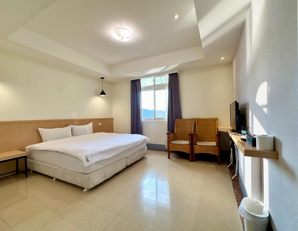 Bed, TV and multimedia, Bedroom