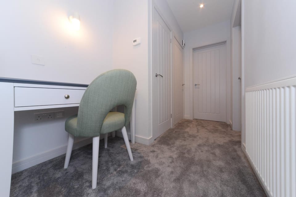 Seating area, Area and facilities