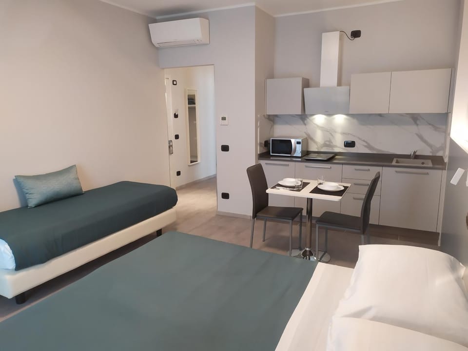 Bed, Kitchen or kitchenette, Photo of the whole room, Bedroom, minibar, stove, air conditioner