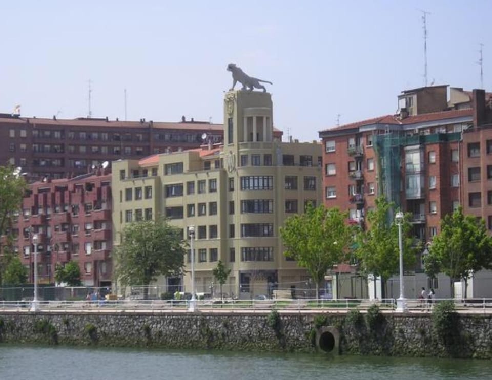 Nearby landmark, Off site, Neighbourhood, Natural landscape, On site, City view, River view, Street view